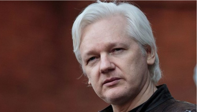 Photo of Julian Assange bëhet Qytetar Nderi i Romës